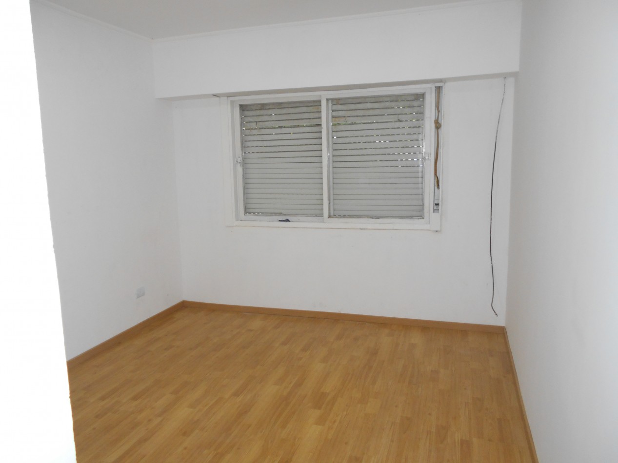 CASA 3 AMB  LOTE PROPIO CASTELAR VENDE