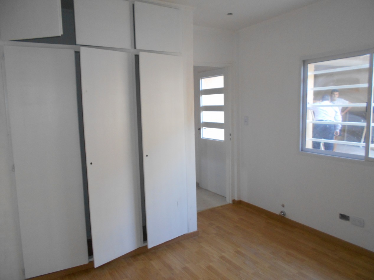 CASA 3 AMB  LOTE PROPIO CASTELAR VENDE
