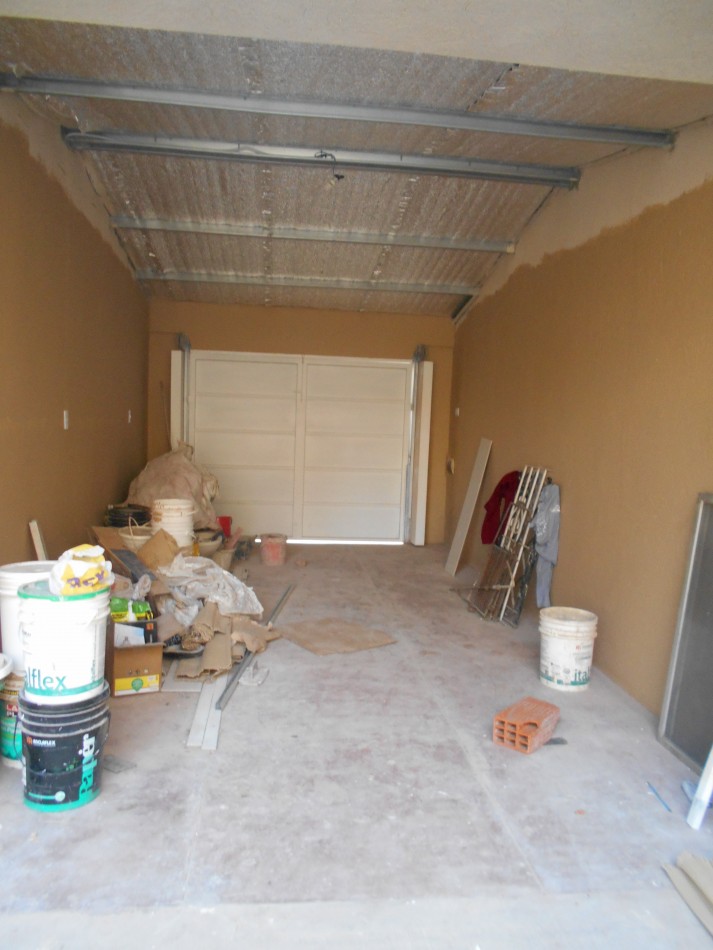 CASA 3 AMB  LOTE PROPIO CASTELAR VENDE