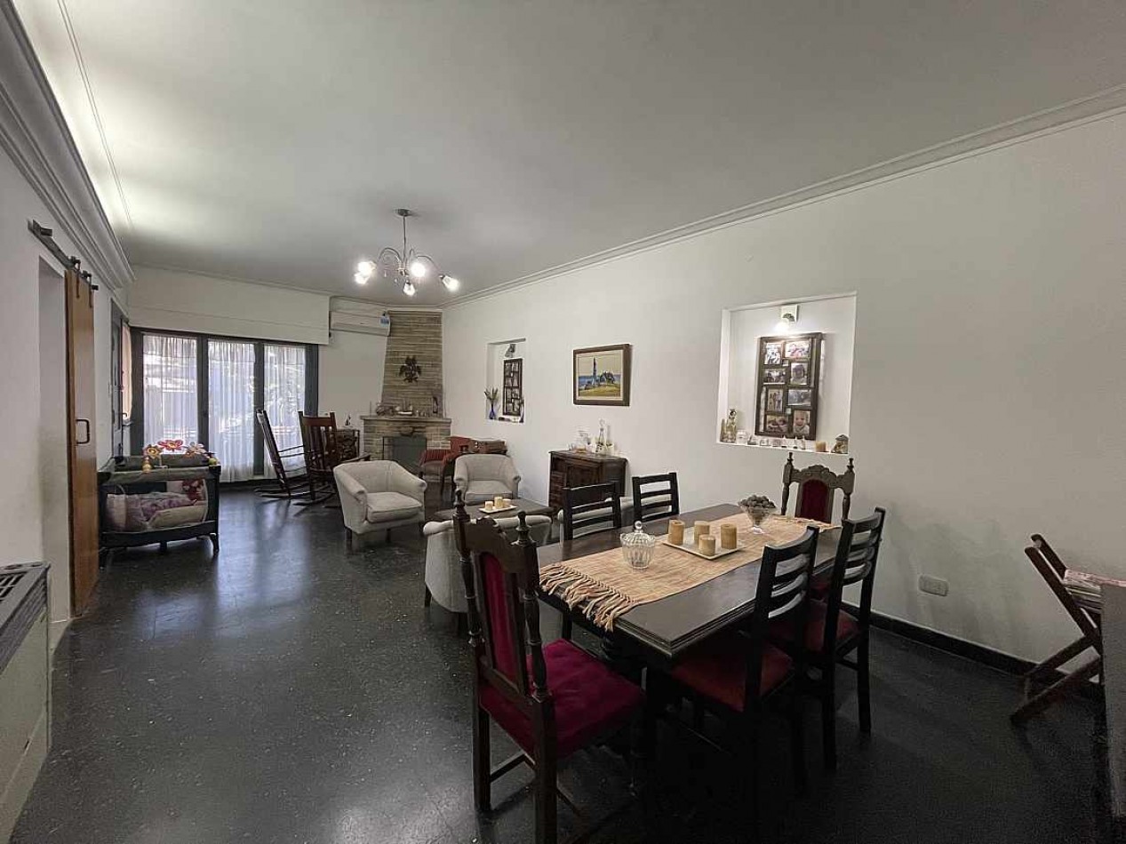 CHALET 4 AMB C/FONDO 5C/ESTAC VENDE CASTELAR 