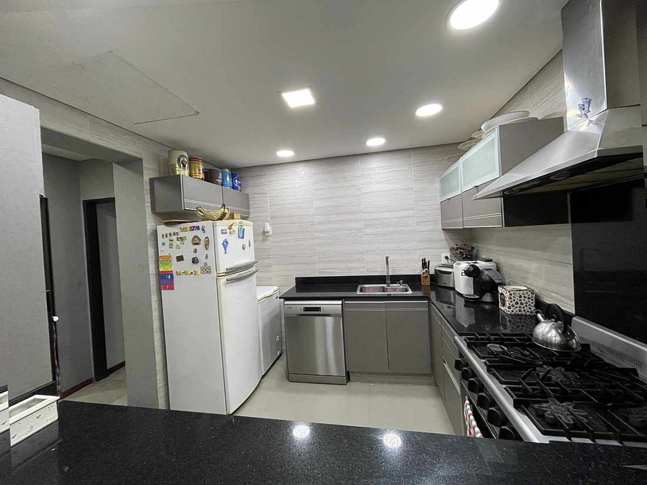 CHALET 4 AMB C/FONDO 5C/ESTAC VENDE CASTELAR 