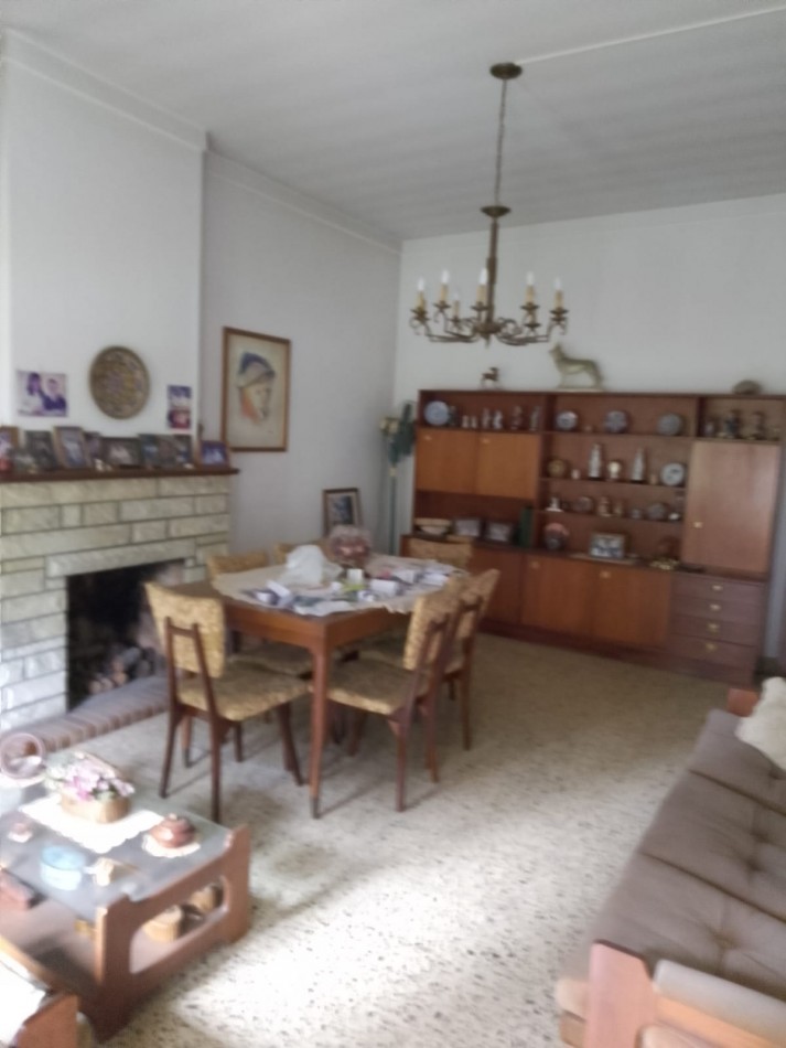 CHALET DE 4 AMB VENDE CASTELAR 