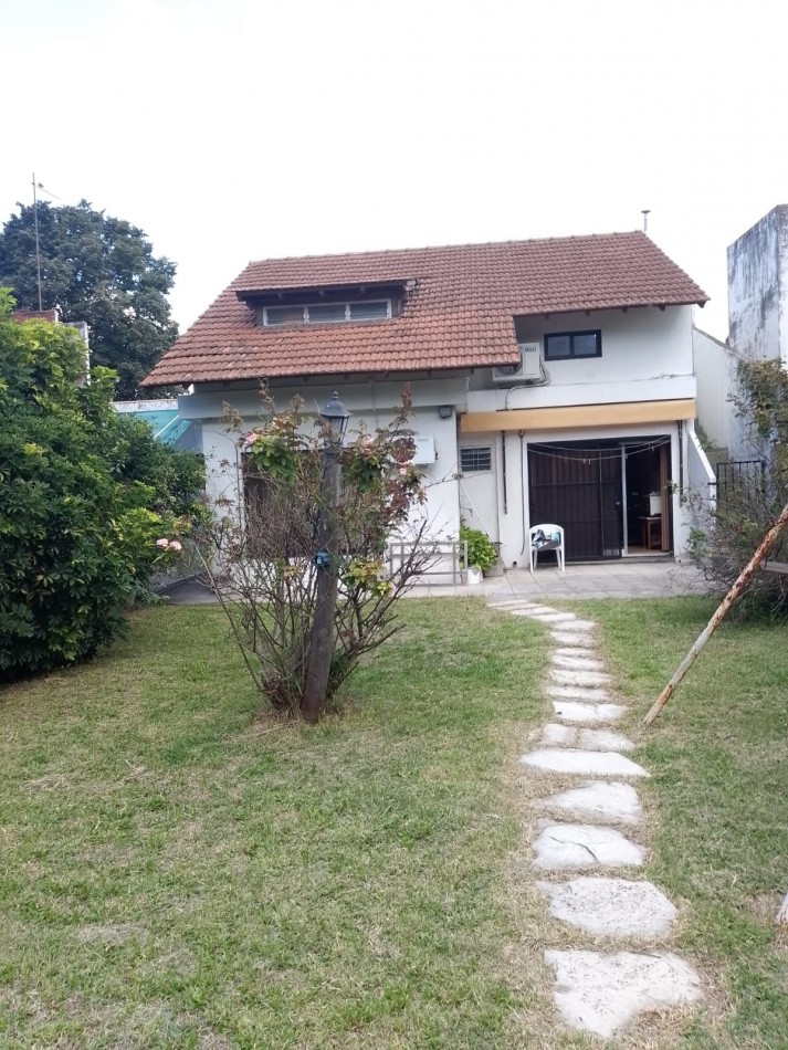CHALET DE 4 AMB VENDE CASTELAR 
