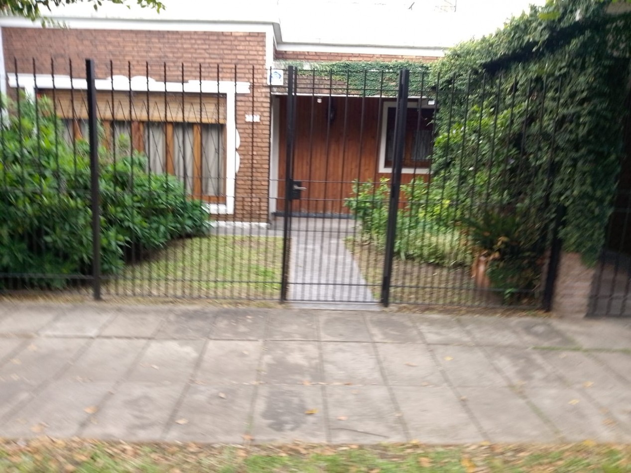 CHALET DE 4 AMB VENDE CASTELAR 
