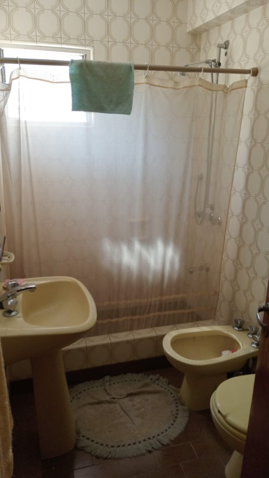 CHALET DE 4 AMB VENDE CASTELAR 