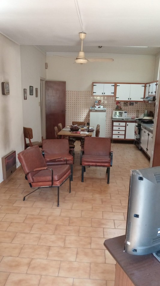 CHALET DE 4 AMB VENDE CASTELAR 
