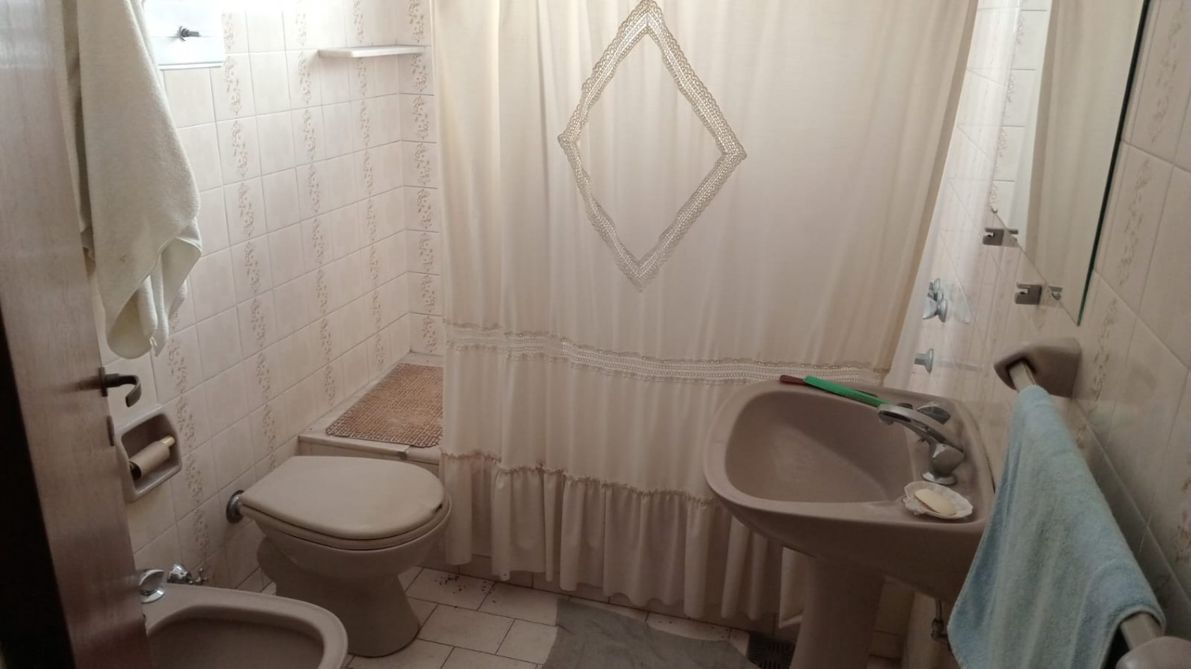 CHALET DE 4 AMB VENDE CASTELAR 