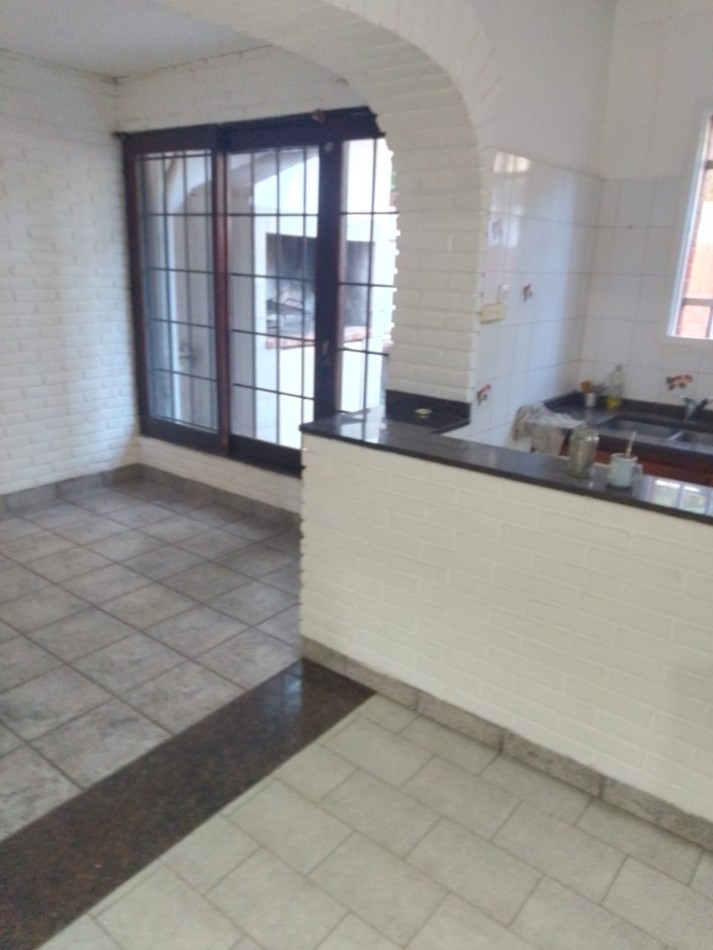 CASA EN PH 3AMB ALQUILA MORON