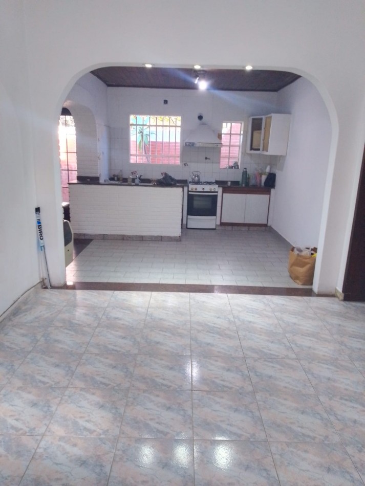 CASA EN PH 3AMB ALQUILA MORON