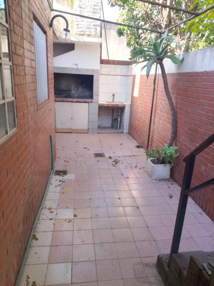 CASA EN PH 3AMB ALQUILA MORON