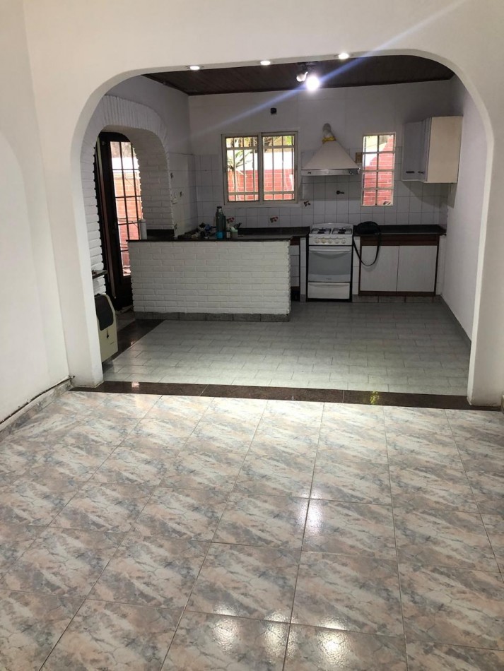 CASA EN PH 3AMB ALQUILA MORON