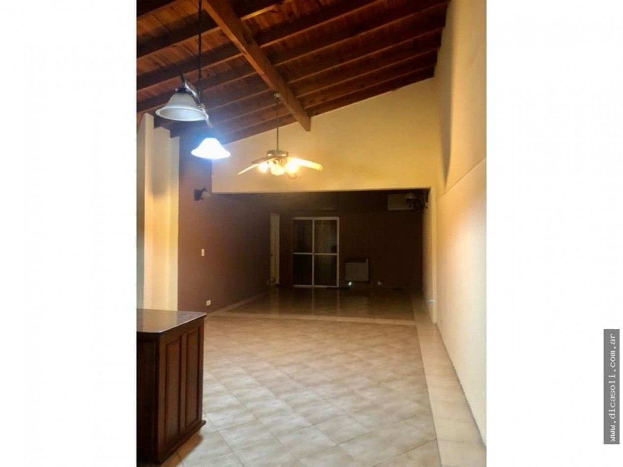 CHALET 4 AMB VENDE CASTELAR 