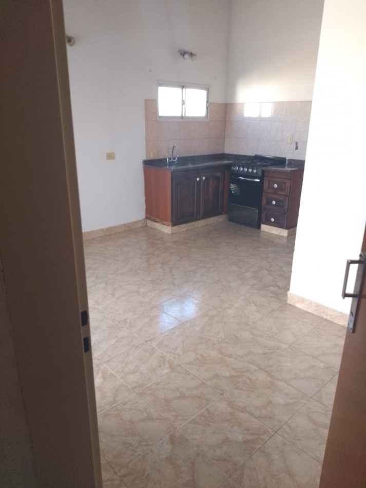 DEPARTAMENTO DE 2 AMB C/BALCON FTE ALQUILA MORON