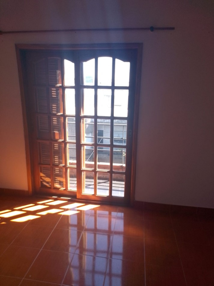 DEPARTAMENTO DE 2 AMB C/BALCON FTE ALQUILA MORON