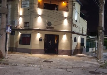 CASA EN PH EN ESQUINA VENDE MORON